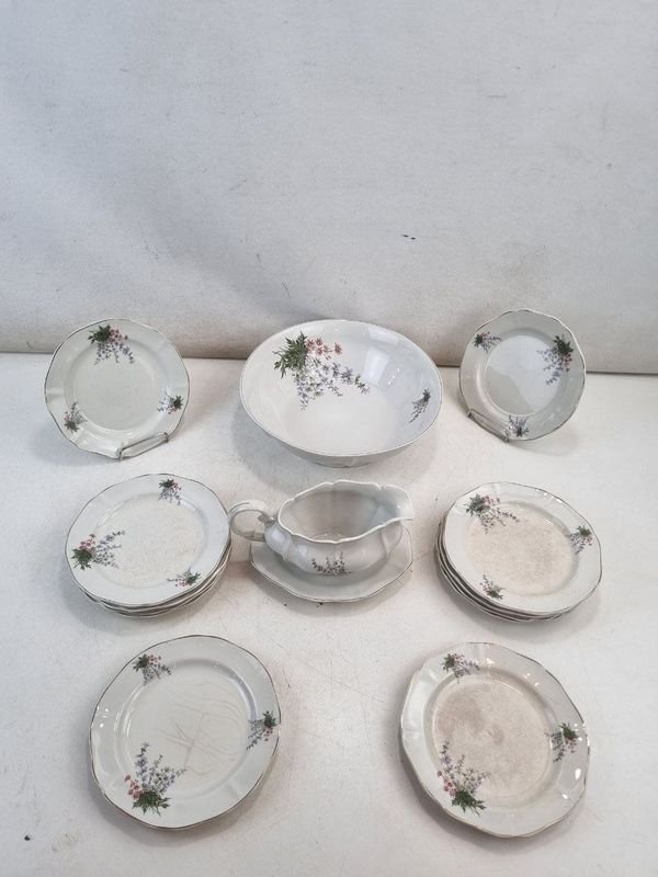 L 264 - Set De 14 Piezas - Importante juego de loza de Porcelana Olmos, industria uruguaya, con diseño floral y bordes moldurados (Completo - Con Detalles De Restauración)