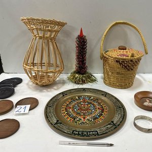 Lote de Adornos: Calendario Maya Metálico, Canasta Mimbre, Posavasos Madera y Más - imagen 3