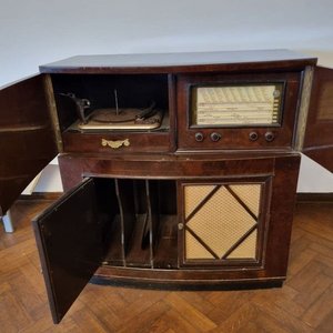 Radiola Antigua a Válvulas con Tocadiscos y Compartimento para Discos - imagen 3