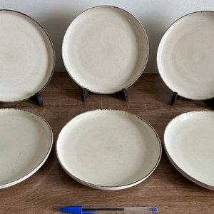 Lote anterior: Seis Platos de Cerámica Beige con Borde Oscuro, 19cm