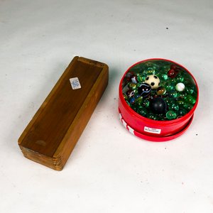Lote de Bolitas de Vidrio y Caja de Madera - imagen 2