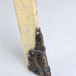 Mesa Auxiliar Francesa Estilo Luis XV con Detalles en Bronce - imagen 4