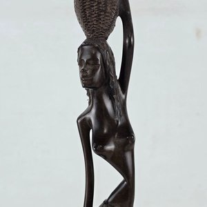Escultura de Mujer Africana en Madera con Cesta - imagen 3