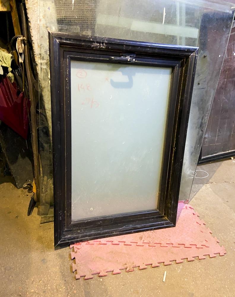 Dos Ventanas de Aluminio Negras con Vidrio Esmerilado