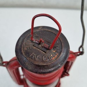Antiguo Farol a Queroseno Vintage de Chapa Roja con Vidrio y Asa - imagen 3