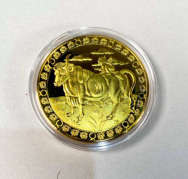 Moneda Coleccionable Tauro Zodiacal Dorada con Estuche - imagen 1