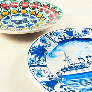 Dos platos de cerámica decorativos: uno con buque y otro floral - imagen 2