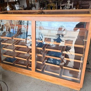 Vitrina Mostrador Antigua de Pino Restaurada con Cajones y Tiradores Metálicos - imagen 4