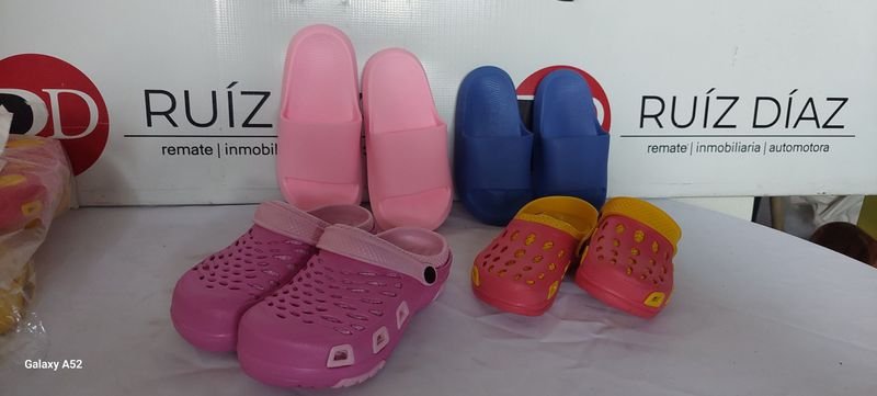 Calzado para niños en diferentes colores y tamaños