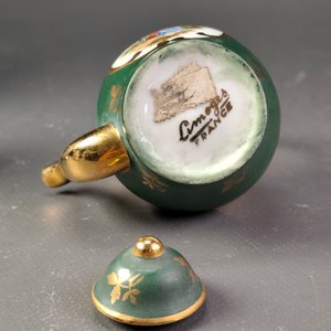 Lote de 5 Piezas de Porcelana Fina: Jarritas Limoges, Florerito Alemán, Calderita y Figura Schmidt - imagen 6