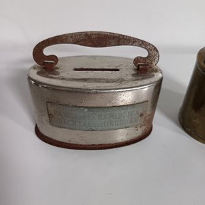Antigua Alcancía de Banco y Alcuza de Bronce - imagen 2