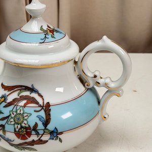 Tetera de Porcelana Isabelina con Diseño Floral y Bordes Dorados - imagen 3