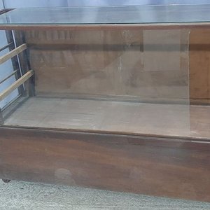 Vitrina Exhibidora de Madera con Vidrios y Ruedas - imagen 1