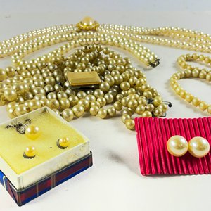 Lote de 6 Piezas de Bisutería: Collares y Aretes de Perlas Sintéticas - imagen 3