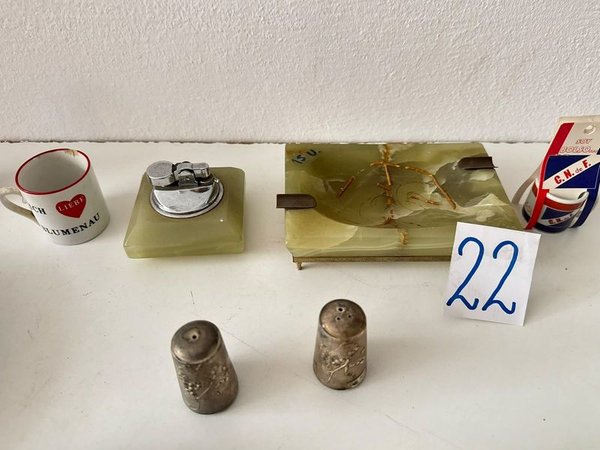 Lote de Adornos Varios: Ceniceros de Alabastro y Ruedas, Tazas y Más - imagen 1