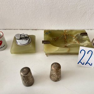 Lote siguiente: Lote de Adornos Varios: Ceniceros de Alabastro y Ruedas, Tazas y Más