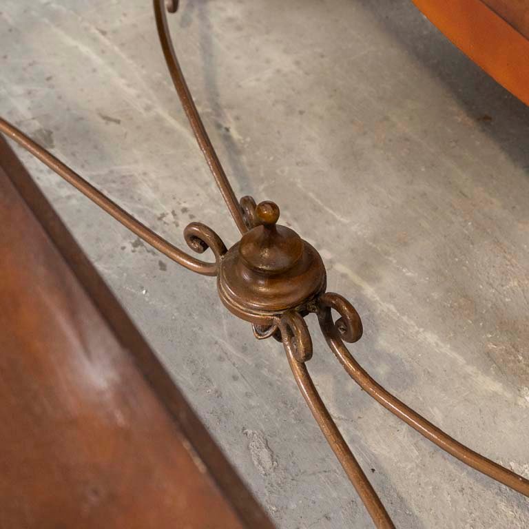Mesa de living de madera y ratán con detalles - imagen 3