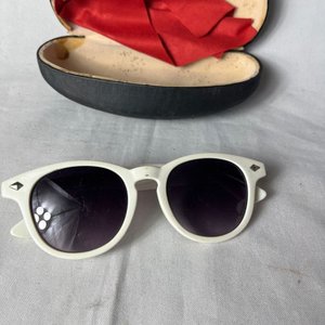 Lentes de Sol Blancos con Estuche Vintage - imagen 2