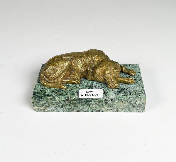 Lote siguiente: Figura de bronce perro echado en base de mármol