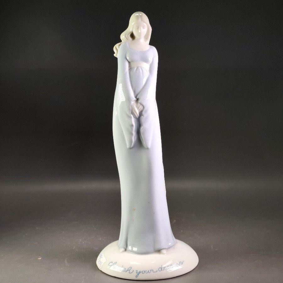 Figura de Porcelana "Soft Touch" Mujer Embarazada "Cherish Your Dreams"