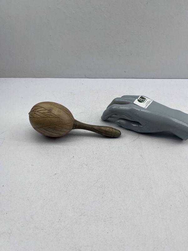 Maraca Artesanal de Madera con Diseño Tallado - imagen 1