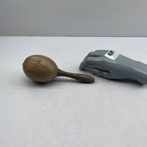 Maraca Artesanal de Madera con Diseño Tallado - imagen 1