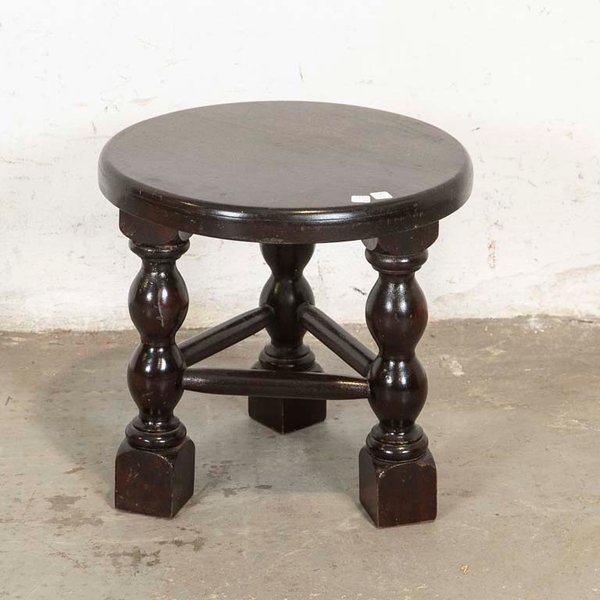 Banco Redondo de Madera Oscura con Tres Patas Torneadas