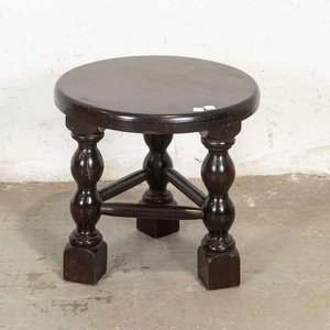 Lote siguiente: Banco Redondo de Madera Oscura con Tres Patas Torneadas