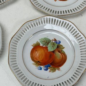 Juego de 7 Platos Decorativos de Porcelana con Motivo Frutal y Bordes Calados - imagen 3