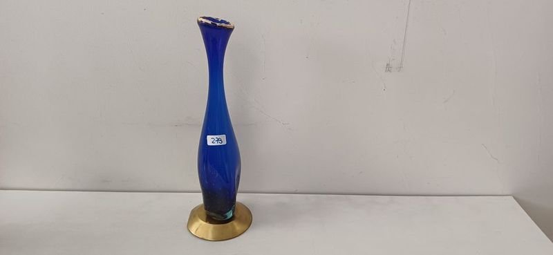 Lote siguiente: Florero de vidrio azul con base de bronce