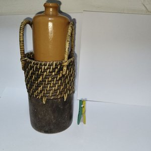 Porrón de cerámica con porta porrón de mimbre y madera - imagen 2