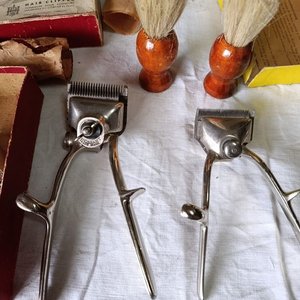 Lote de Cortapelos Manuales Antiguos "Horstator" y Brochas - imagen 6