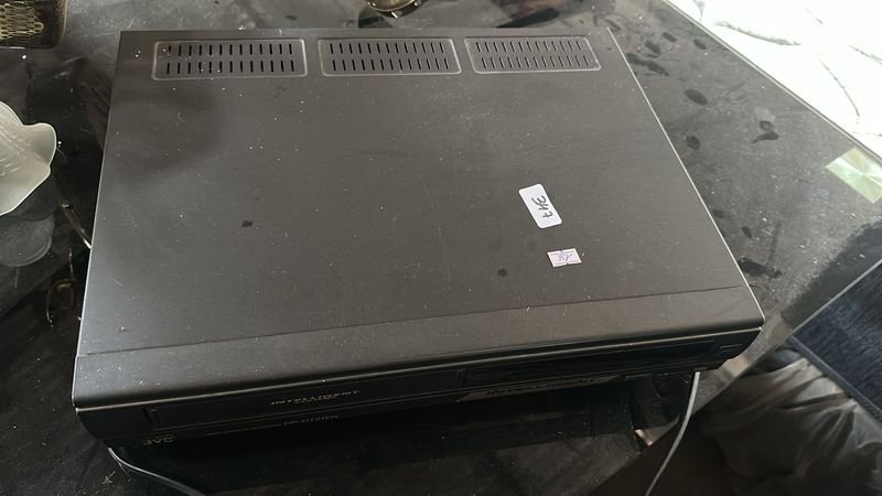 Caja de video VHS y laptop