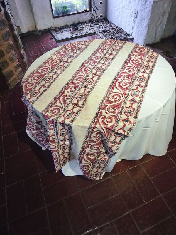 Senderos de Mesa Estampados Beige y Borgoña (16 Unidades)