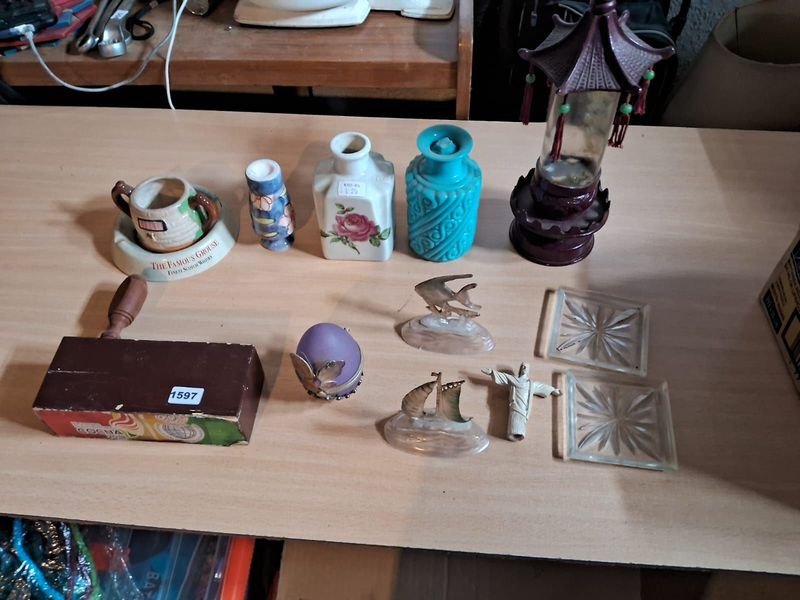 Lote siguiente: Colección de adornos decorativos antiguos