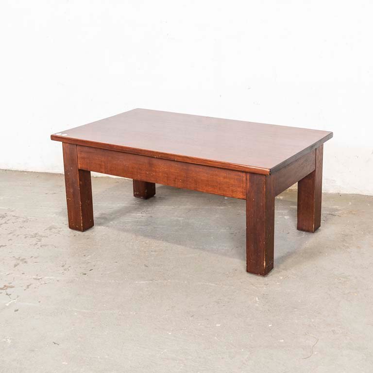 Lote siguiente: Mesa de living en madera con detalles en el lustre