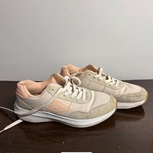 Lote siguiente: Championes Umbro Beige y Rosa para Mujer