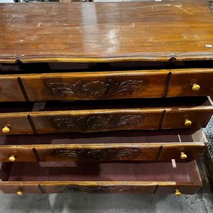 Cómoda Antigua de Madera con 4 Cajones y Detalles Tallados - imagen 1