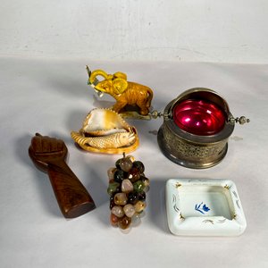 Lote anterior: Lote de 6 piezas: Mano de madera, elefante con pez, uvas de piedra, cenicero y más