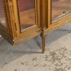 Vitrina Estilo Luis XVI con Molduras Doradas y Tres Puertas Vidriadas - imagen 2