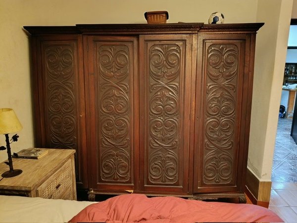 Ropero Antiguo de Madera con Detalles Tallados