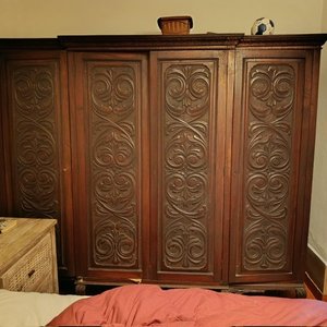 Lote siguiente: Ropero Antiguo de Madera con Detalles Tallados