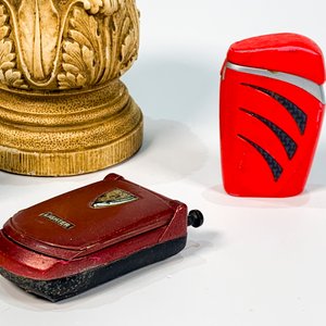 Lote de 7 Encendedores Vintage: Zapatilla, Teléfono, Copón y Columna - imagen 3