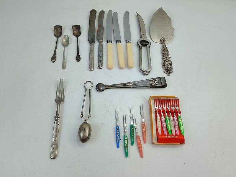 Variedad de Cubiertos y Utensilios de Cocina Antiguos y Plateados