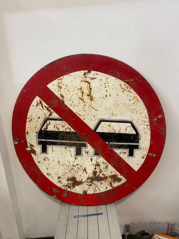 Cartel de Señalización Vial "Prohibido Adelantar"