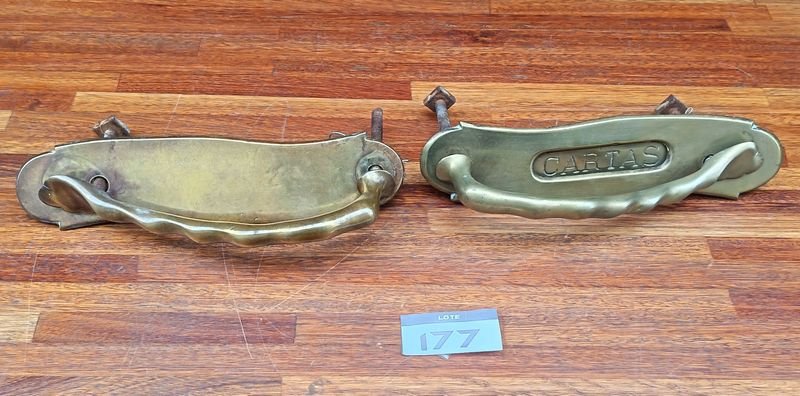 Juego Antiguo de Tiradores de Bronce para Puerta de Calle con Buzón