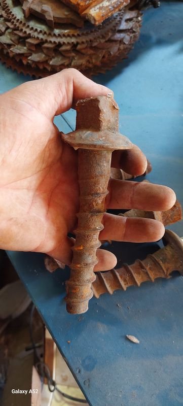 Vendedores de tornillos viejos y oxidados - imagen 2