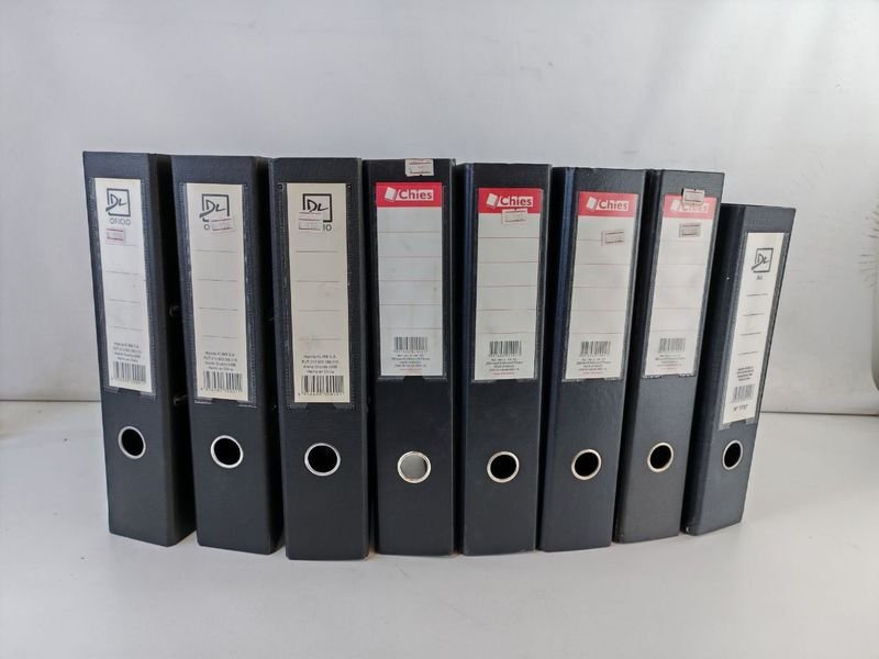 8 Biblioratos: Colección de objetos en papel y plástico
