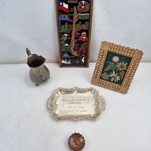 Lote de 5 Piezas Decorativas: Bandeja Grabada, Mapa Chile, Flor Metal, Jarra y Marco con Flores Secas - imagen 3