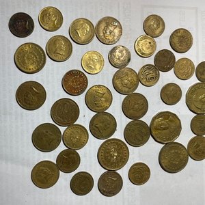 Lote de Monedas Antiguas de Bronce: Pesos y Centésimos de Colección - imagen 2